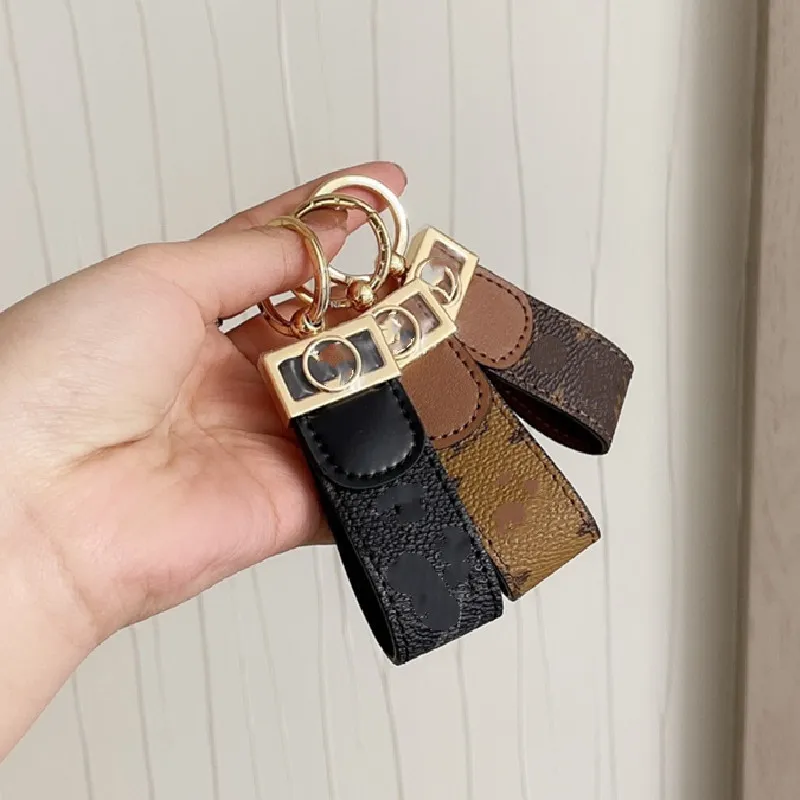 2022SS Keychains Buckle lovers Car Handmade Leather Keychains Men and Women bag Pendant Fashion Accessories280A