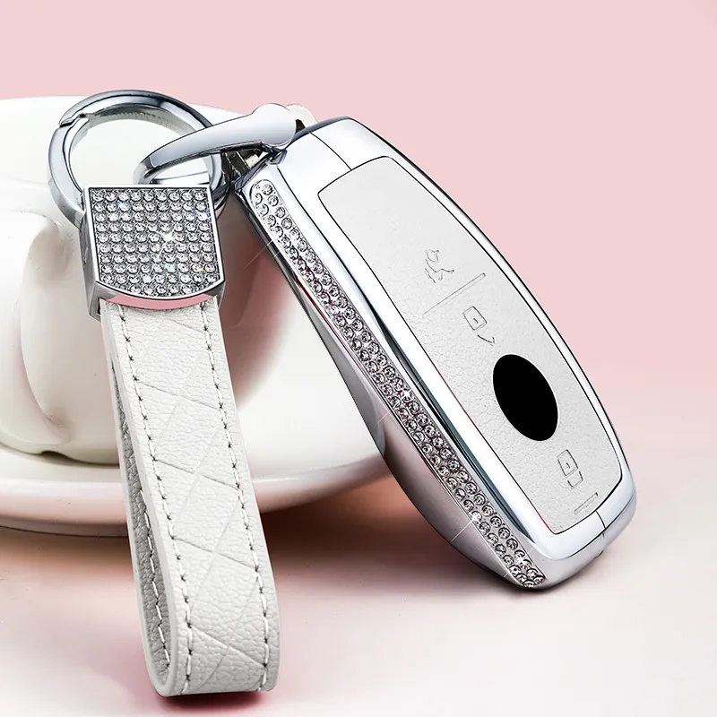 Porte-clés de chaîne de couverture de cas de clé de voiture en cuir d'alliage de zinc de diamant pour Mercedes A B E C S classe E260 W205 W204 W176 CLA pour des femmes