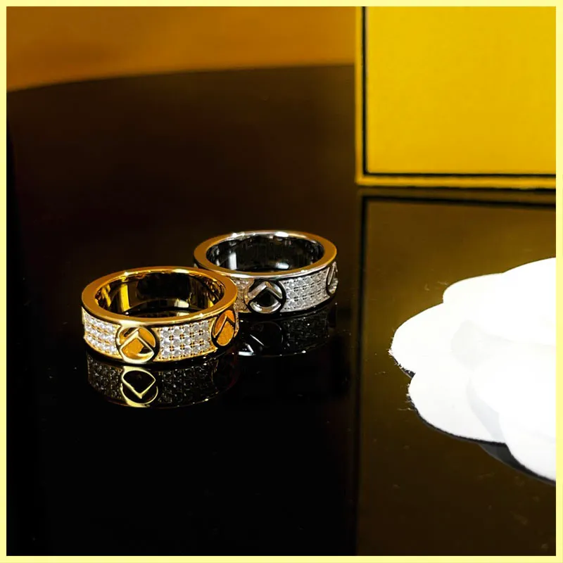 Designer de mode Silver Gold Pearl Bague avec boîte Bijoux de luxe Bagues de diamant Engagements pour femmes F Anneaux Marques Collier Nouveau 212511