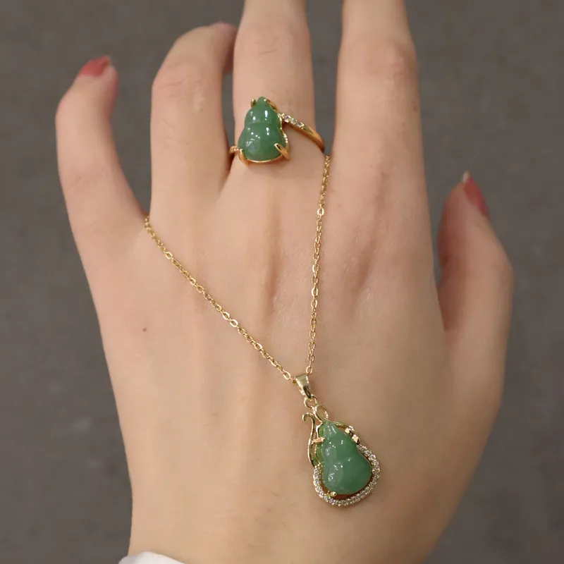 Titanium Steel не выцветает золото Zhaocai Nafu Gourd ожерелье подвесное кольцо набор женских зеленых хрустальных свет роскошных клавиш