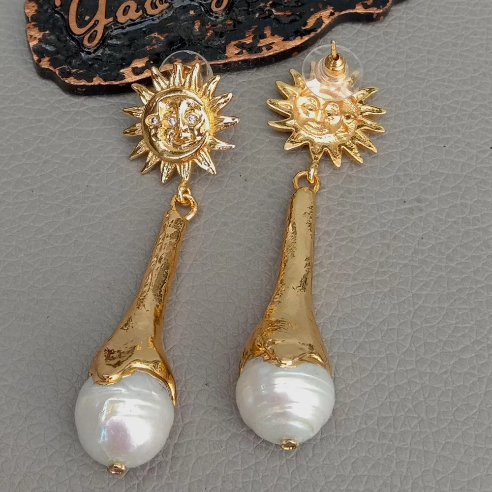 YYGEM 12 x 38 mm weiße, nukleierte Flameball-Ohrringe mit barocken Perlen in Gelbgold