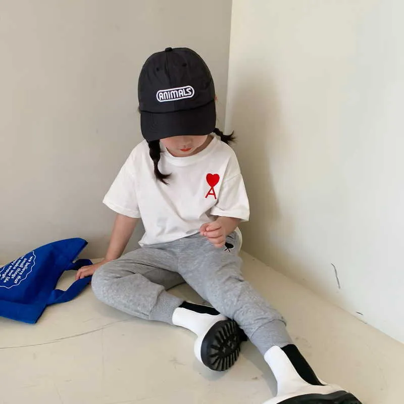 Korean Style Summer Kids Boys Girl 2-pcs Sets White Black Love Heart T-Shirts + Sports Pants Children Clothes E176 210610