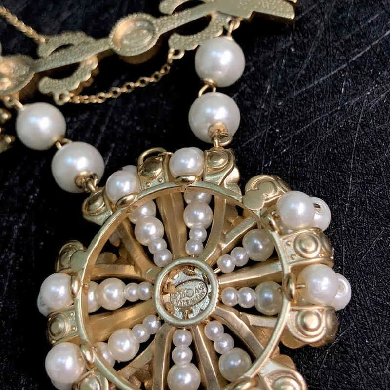 トレンド有名なヨーロッパの女性のためのヴィンテージ真珠の矢印ラウンドペンダントファッションパーティーネックレス