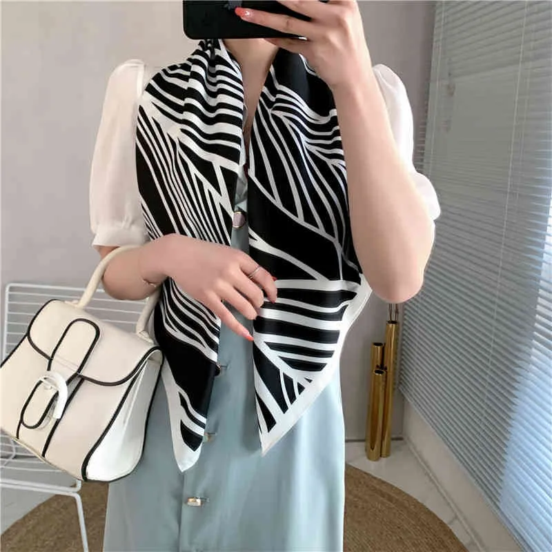 Koreansk Stripe Mångsidigt temperament Höst och vinter Silk Scarf 2021 Ny Twill Scarf Shawl Dual-Purpose Women's Decorative Scarf