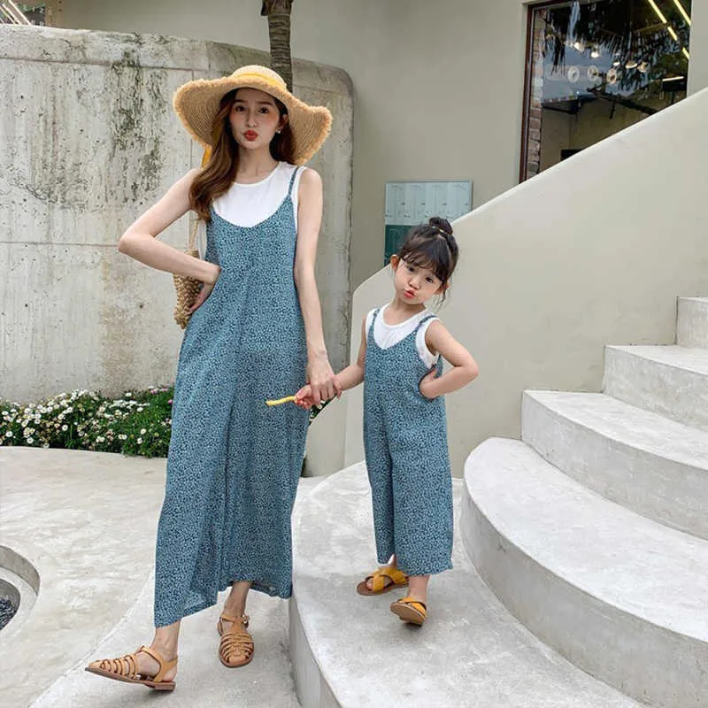 Urso líder mamãe e eu roupas moda coreano família combinando roupas crianças menina floral sem mangas t-shirt suspender calças terno 210708