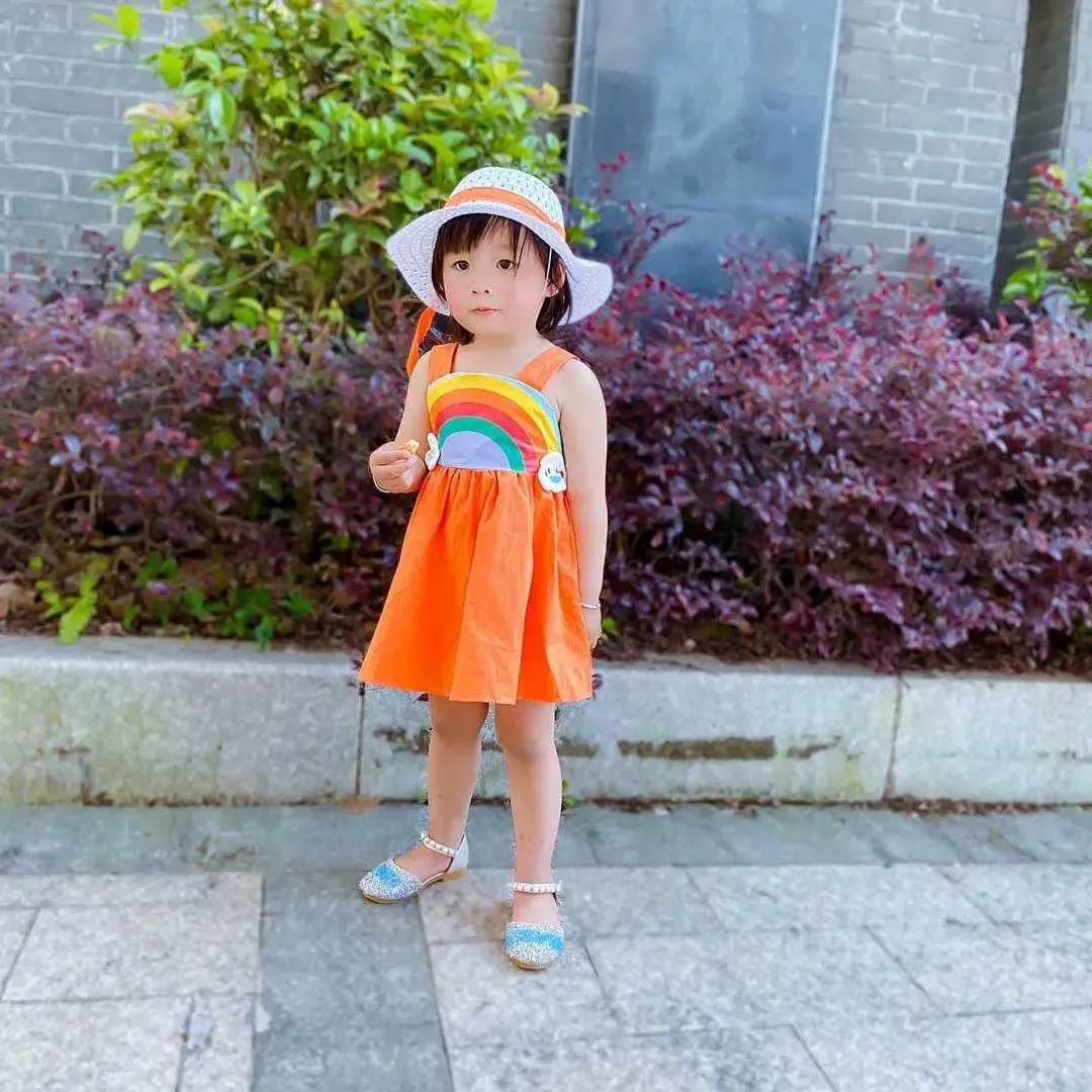 Koreanische schöne Prinzessin Kleinkind Neugeborenes Baby Mädchen Regenbogen Erdbeerkleid + Hut 2 Stück Kleider für Mädchen Sommer Baby Mädchen Bogen Tuch Q0716