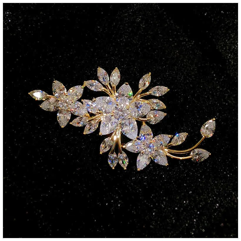 Broches Pour Femmes Floral Design Exquis Romantique Mariage Mariée Costume Bijoux Cristal Broche Pin Fine Saint Valentin cadeau