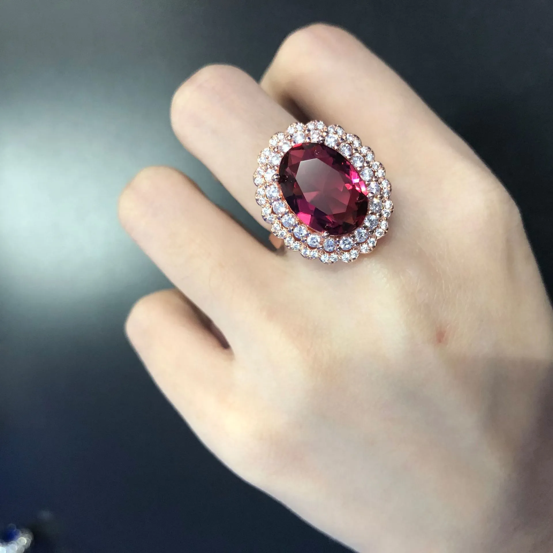 Büyük Kırmızı Kristal Yakut Gemstones Pırlanta Yüzükler Kadınlar Için 18 K Rose Altın Renk Lüks Takı Bijoux Bague Parti Aksesuar Hediyeler