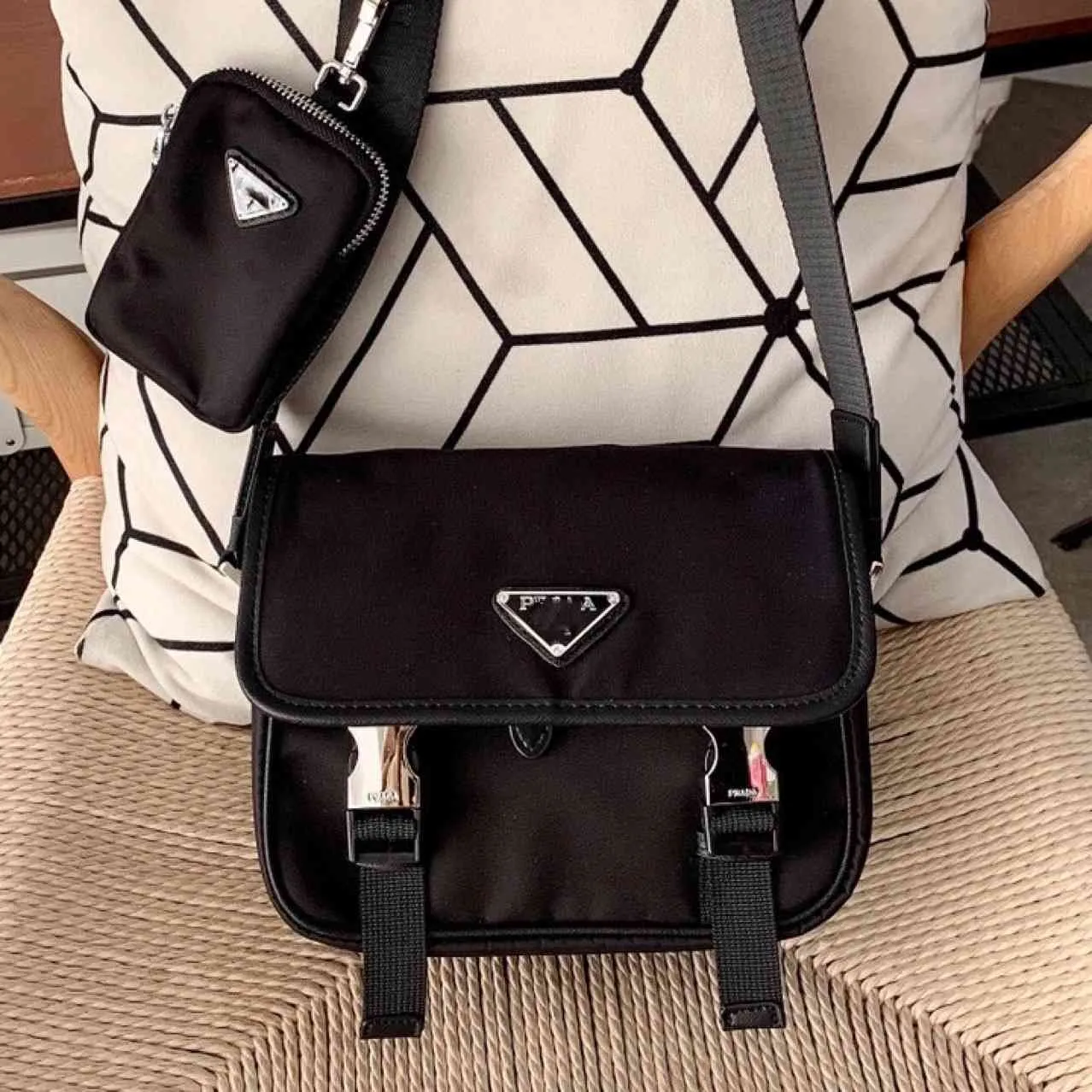 Couture de printemps petit sac postier noir carré horizontal couleur unie couverture type poignée souple intérieur patch sling épaule unique