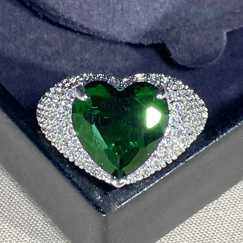 Bagues pour femmes La bague en forme de cœur avec groupe de diamants en cristal fait référence aux bijoux en argent. amour incrusté de styles Lady Cluster Band