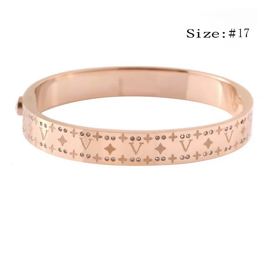 Europe America Fashion Style Men Lady Women Titanium Steel Engraved V Initialer Flower Single Rivet Nanogram Strass Bangle Armband228H