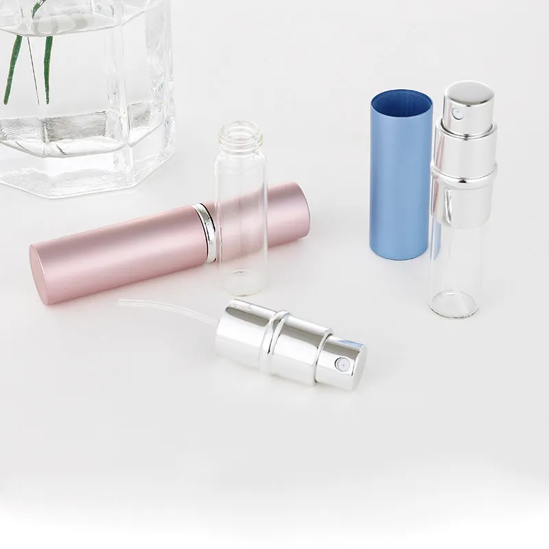10-ml-Parfümsprühflasche, unterteilt in herkömmliche tragbare Parfümflaschen, Metallgehäuse, Glaseinsatz