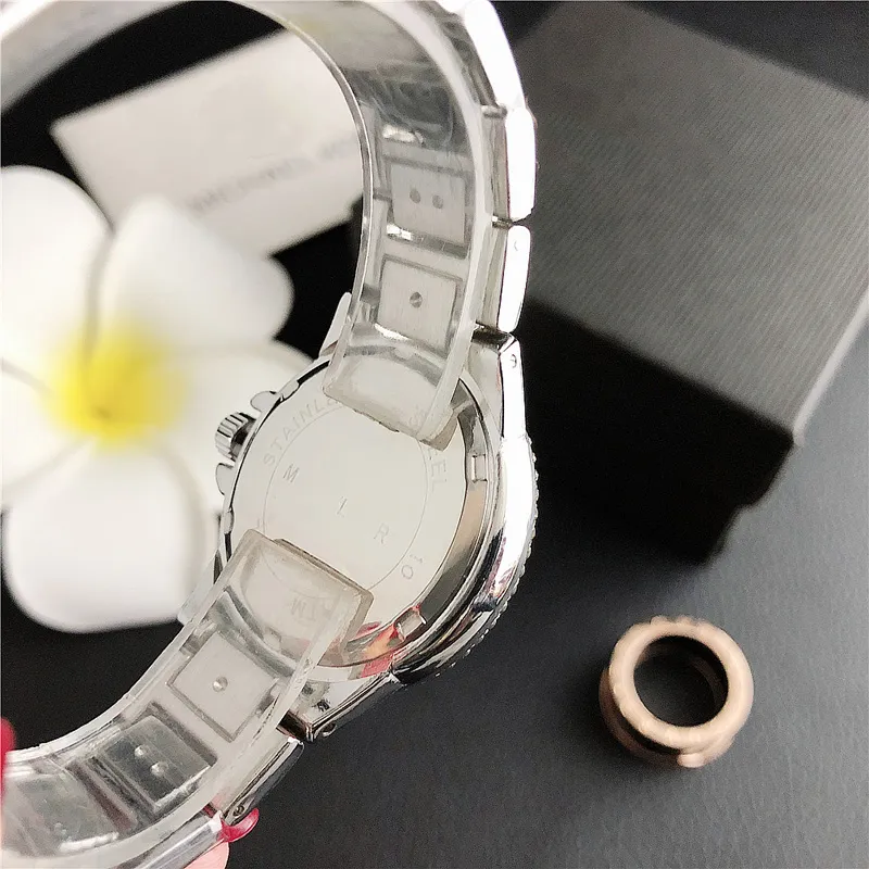 Relojes de diseño de cristal a la moda, reloj de pulsera de cuarzo con banda de acero y Metal para mujer y niña con letras grandes M89