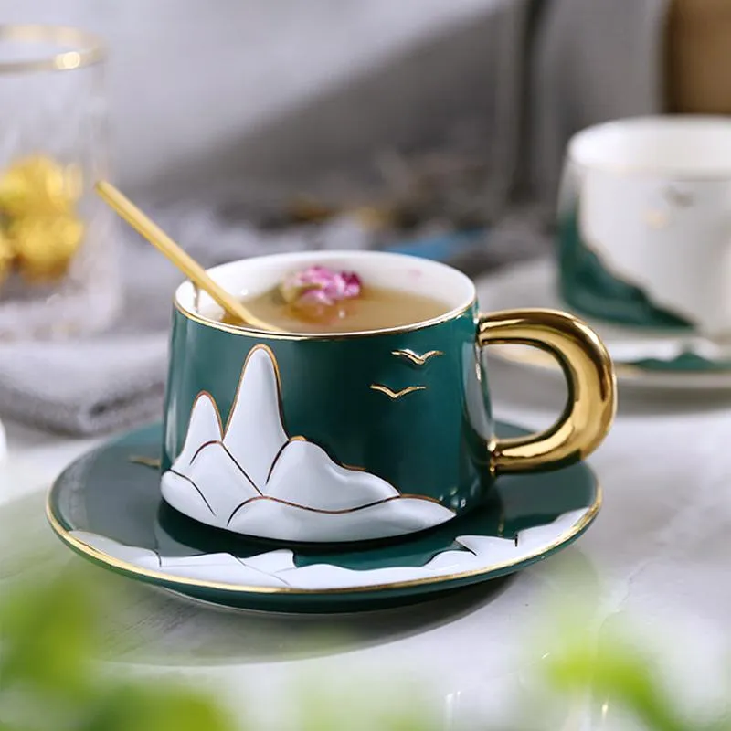 Tassen Untertassen Relief Landschaft Porzellan Kaffee Teetasse und Untertasse Kreatives Set in Geschenkbox Einzigartige Geburtstags-Hochzeitspaar-Tasse Gif244H