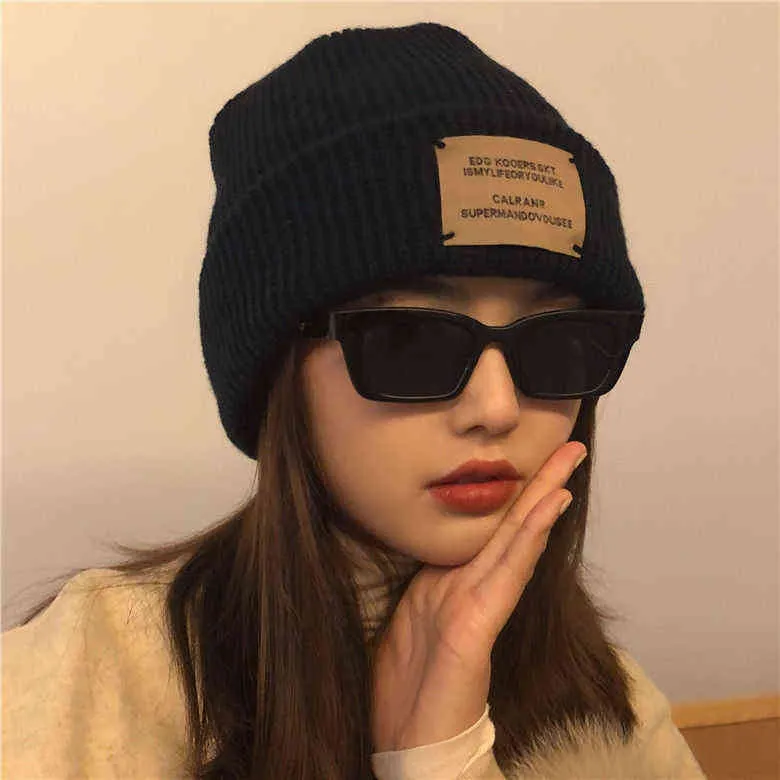 2021 Nieuwe Mode Trend Letter Label Dikker Winter Warm Knit Hoed voor Vrouw Man Rood Grijs Wit Zwart Rode Winter Hoeden Warm Cap Y21111