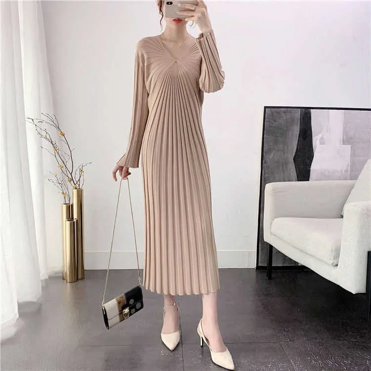 Femme Robe Fall V-Neck Lång Flare Ärm Straight Dressess För Kvinnor Vinter Striped Black Loose Strikked Dress Robes Pour Femmes 210604