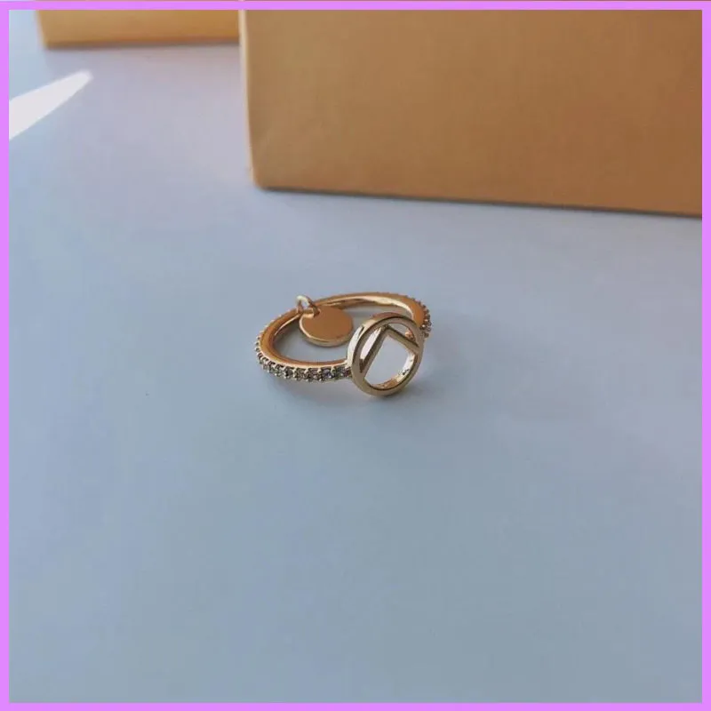 Met Diamanten Nieuwe Womens Mens Ringen Topkwaliteit Sieraden Accessoires Gouden Ring Letters Klassieke Tag voor Geschenken Ontwerpers Dames Ring D222143F