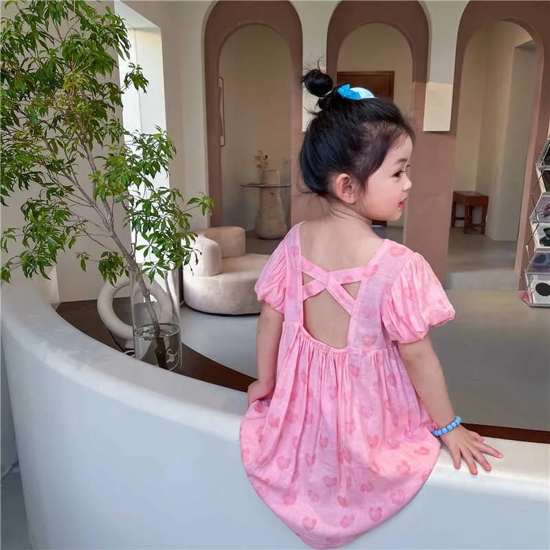 Koreansk stil sommar barn tjejer klänning rosa kärlek hjärta korta puff ärmar öppna rygg prinsessan barn kläder e9025 210610