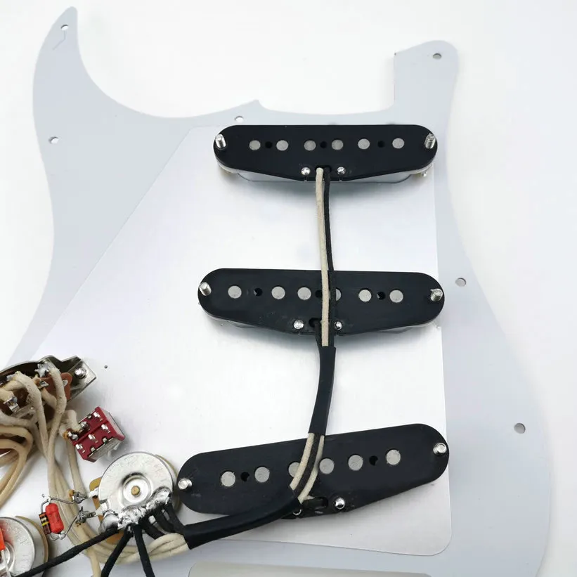 Captadores de guitarra Pickguard pré-conectado SSS Single Coil Pickguard tipo 7-Way totalmente carregado para guitarra Strat - 3-ply White