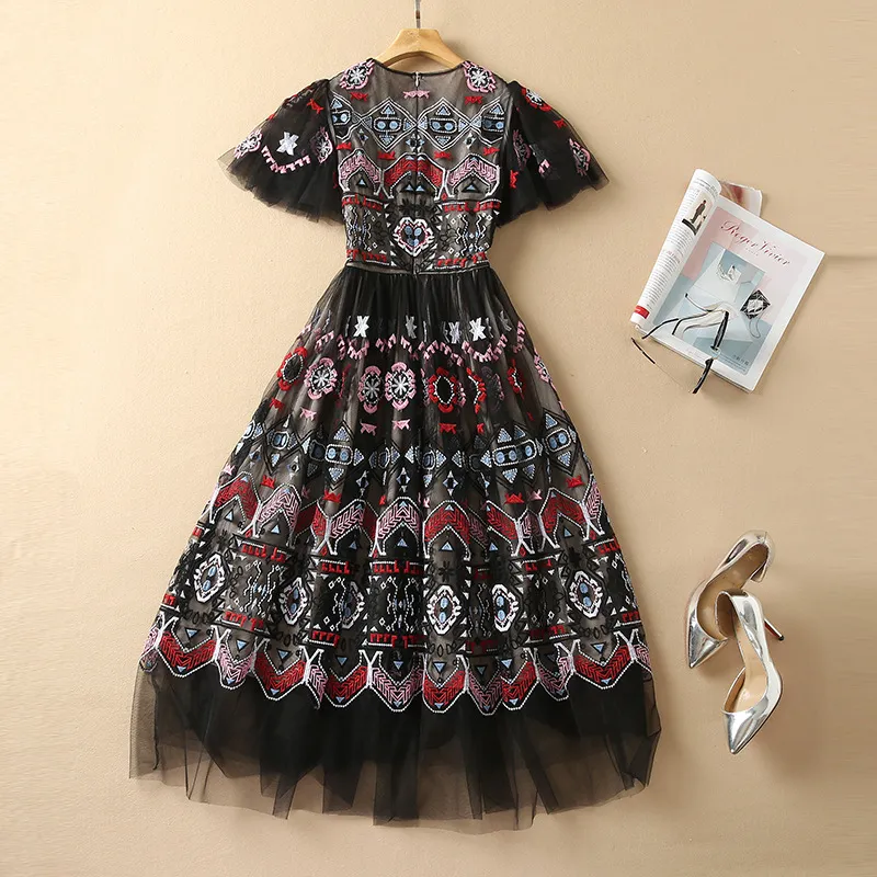 2022 Primavera Verão Manga Curta Decote Redondo Tule Preto Floral Paisley Bordado Vestido Mid Panturrilha Elegante Vestidos Casuais 21D161110