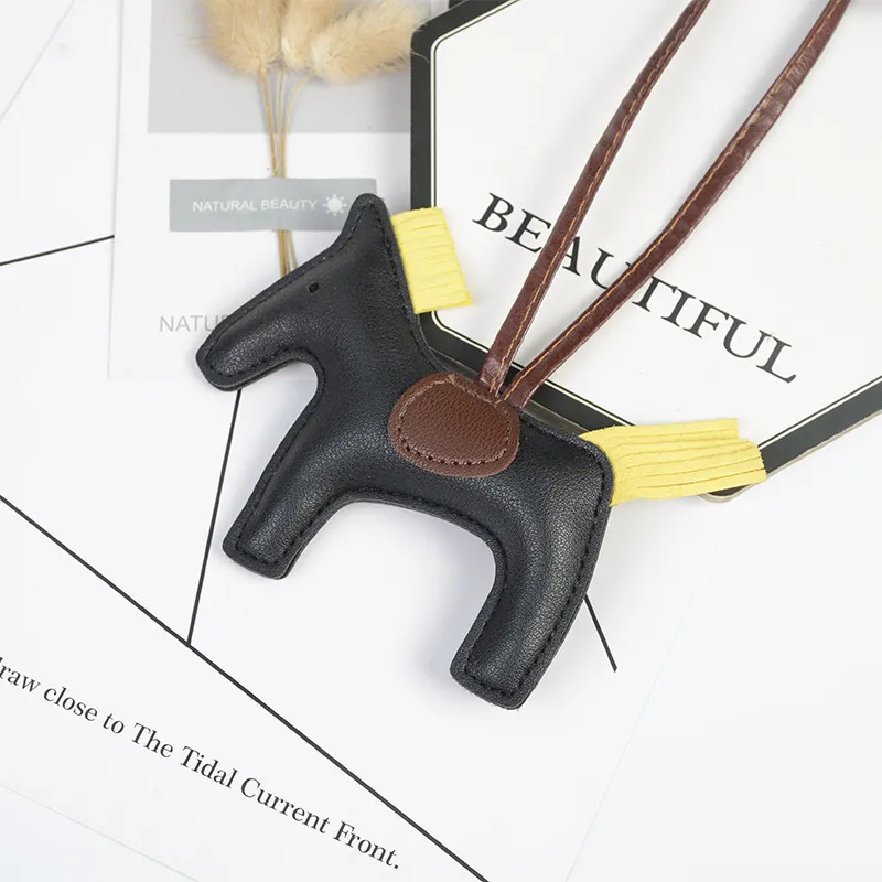 Hästväska charm för kvinnlig handväska bilnyckelkedjor handgjorda modetillbehör söta ponny pu läder nyckelchain254i
