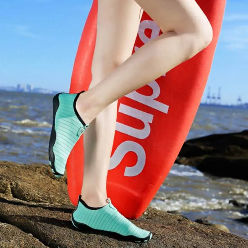 Chaussures de sports nautiques hommes femmes, chaussettes Aqua de plage légères antidérapantes à séchage rapide pour les sports de natation Yoga plongée en apnée Surf Y0714
