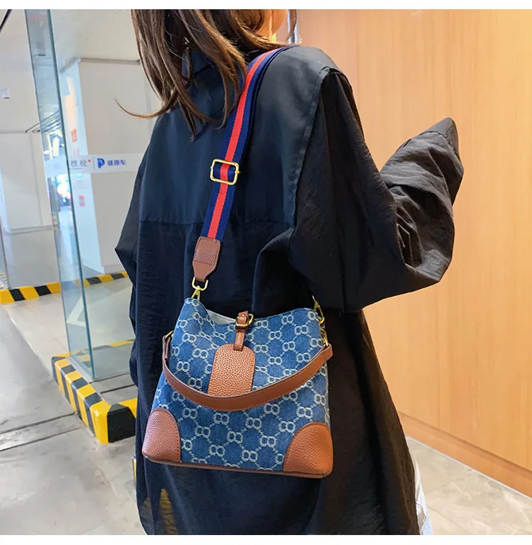 Designer This year's is new fashion the autumn of One shoulder diagonal span denim contrast color bucket bag high-capacity ha255k