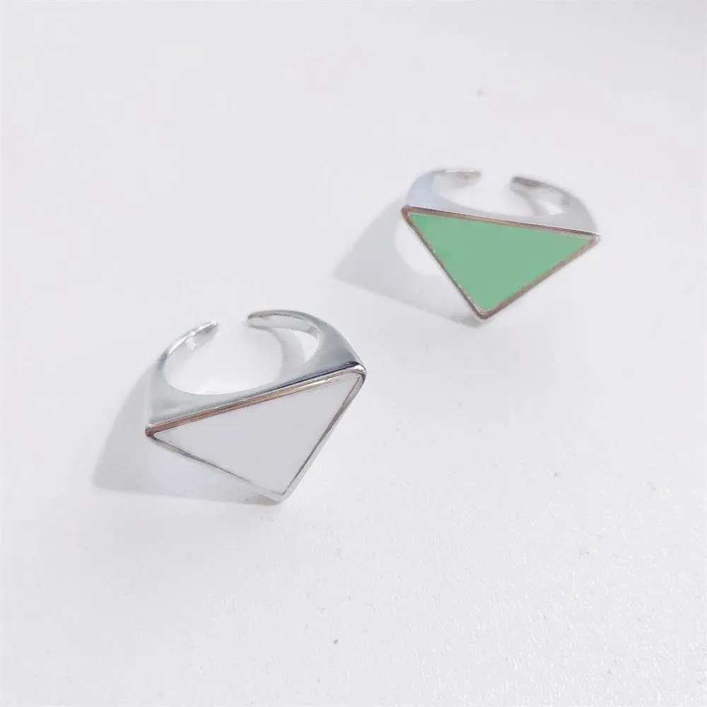Nowe odwrócone trójkąt otwierający pierścionki Czarno -zielony różowy litera p mosiądz dla kobiet biżuteria mody 4333996