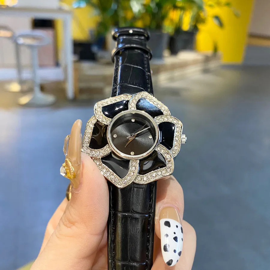 Popüler Rahat Üst Marka kuvars kol saati Kadınlar için Kız Kristal çiçek tarzı Deri kayış Saatler CHA40