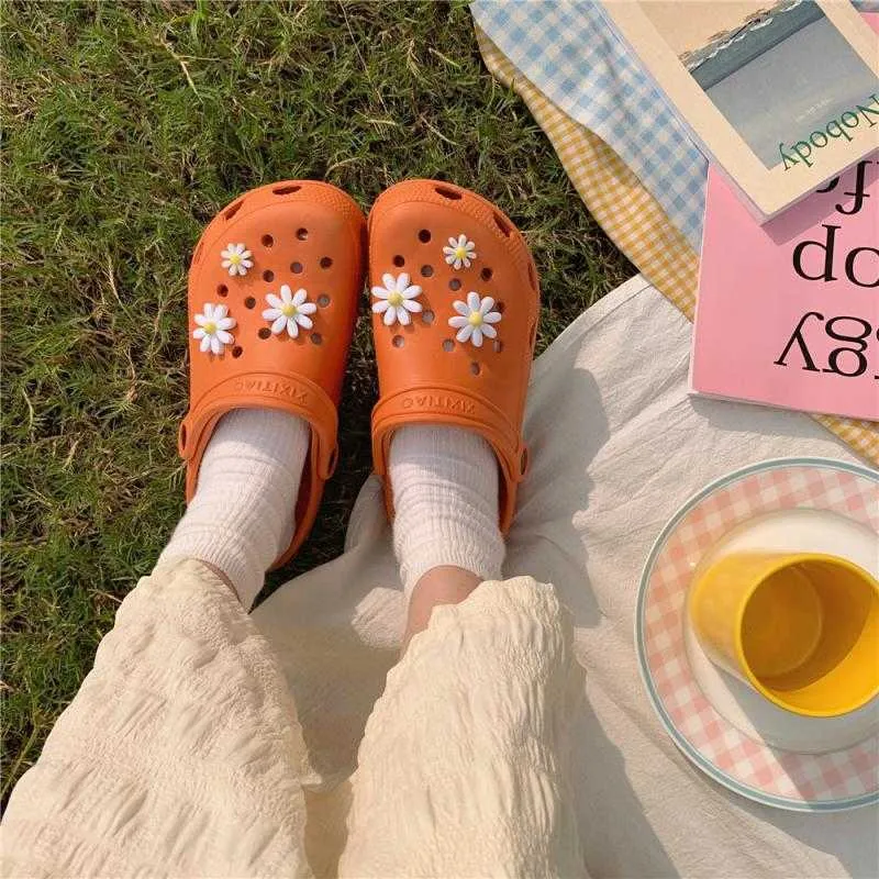 Women Beach Slippers Girl Hole Crocse Sandals Outdoor Leisure Flat Clogs Woman Cute Garden Flip Flops Ladies DIY Croc Slides Y0714