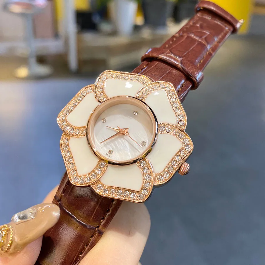 Beliebte Casual Top Marke Quarz-Armbanduhr für Frauen Mädchen Kristall Blume Stil Lederband Uhren CHA40
