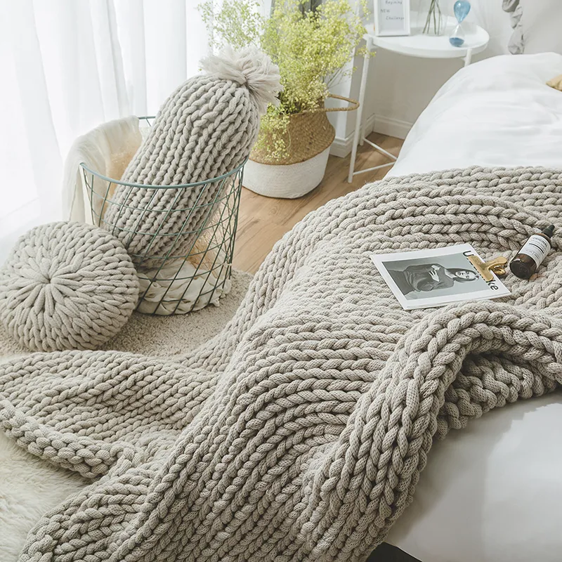 Coperta lavorata a maglia grossa, decorazione la camera da letto, tappeto spesso, realizzato a mano all'uncinetto, accogliente divano letto, foto