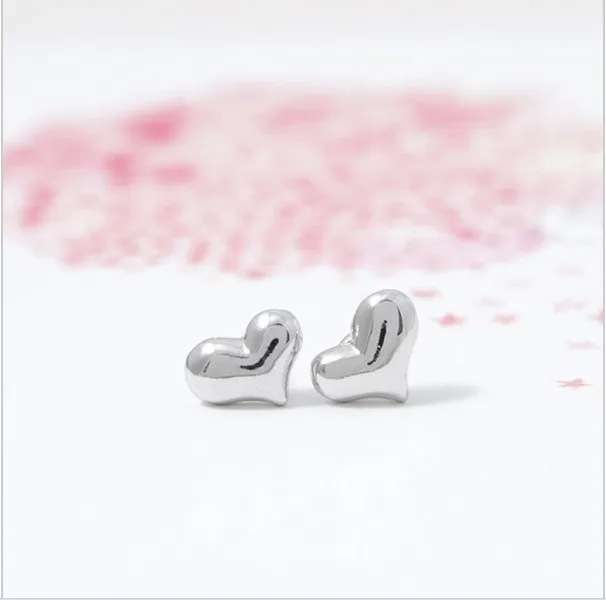 Pendientes de tuerca de corazones llenos de moda Diseño de superficie lisa Protección del medio ambiente Aleación de zinc Material Oro Plata Rosa Tres colores 207y