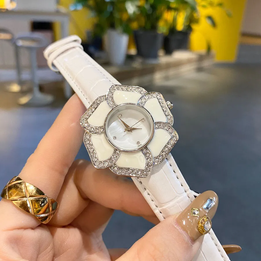 Beliebte Casual Top Marke Quarz-Armbanduhr für Frauen Mädchen Kristall Blume Stil Lederband Uhren CHA40228v