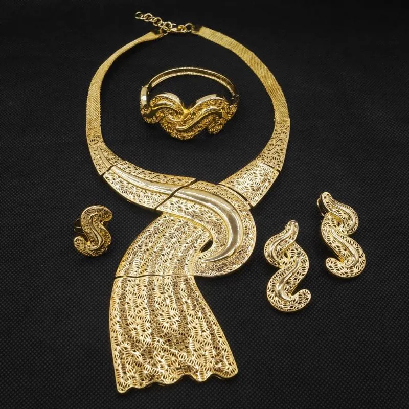 Örhängen halsband senaste brasilianska guld italienska designstil överdrivna ringsmycken set bankett semester gåva280l