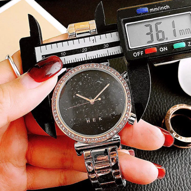 Marken-Quarz-Armbanduhr für Damen und Mädchen, große Buchstaben, Kristall, Metall, Stahlband, Uhren M86
