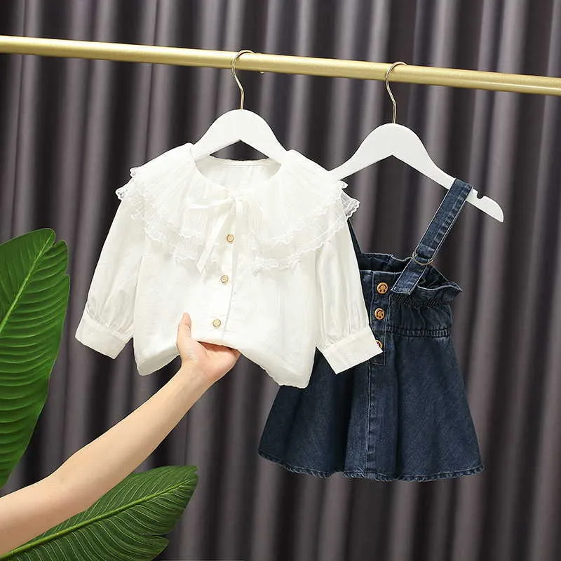 Spring Kids Girls 2 piezas Conjuntos de manga larga blanca Camisas de encaje + Sling Falda de mezclilla Estilo lindo Ropa para niños E1135 210610