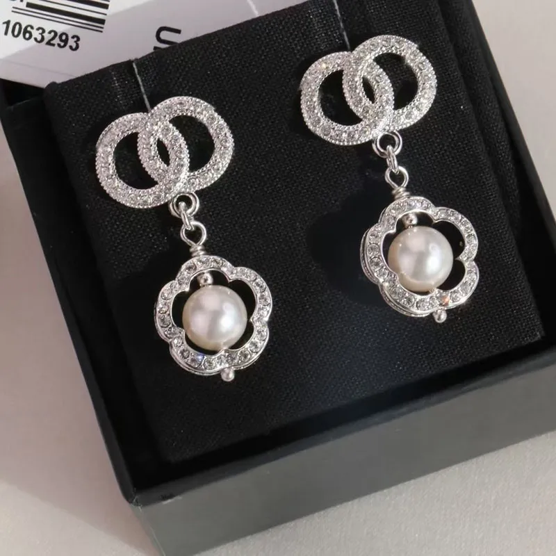 Kvinnor som hänger örhängen Designer Silver Pearl Diamond Earring Luxury Fashion Party Jewelry Gift Boucles D039oreilles Dames D21103899331