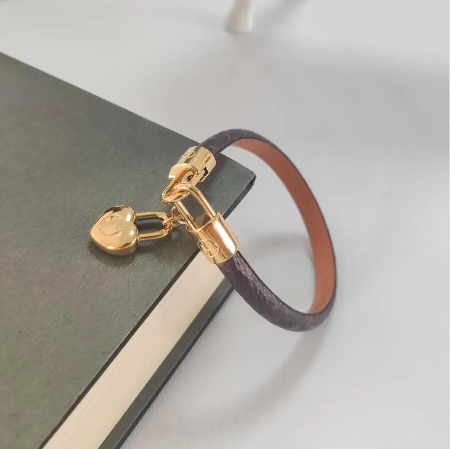 Luxury smycken Feminin läderdesigner armband med guldhjärtmärkeslogotyp på en high end elegant modearmband semestergåva2783