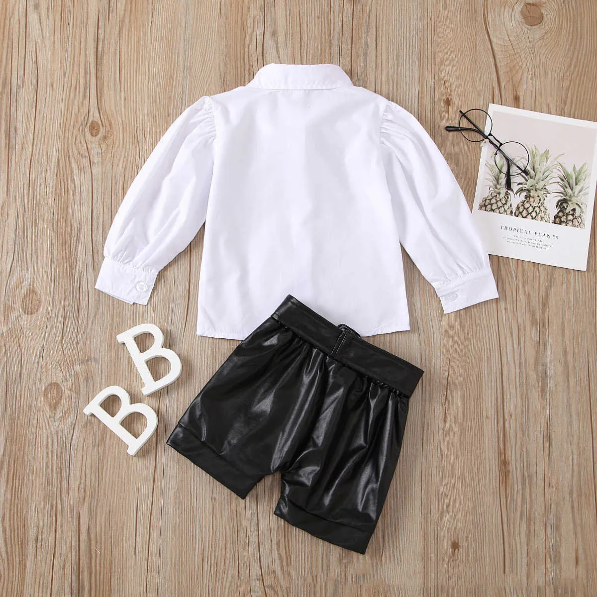 الفتيات ملابس مجموعة الربيع الصيف الاطفال الأزياء نفخة الأكمام قميص أبيض + السراويل الجلدية مجانا bowknot والحزام 210611