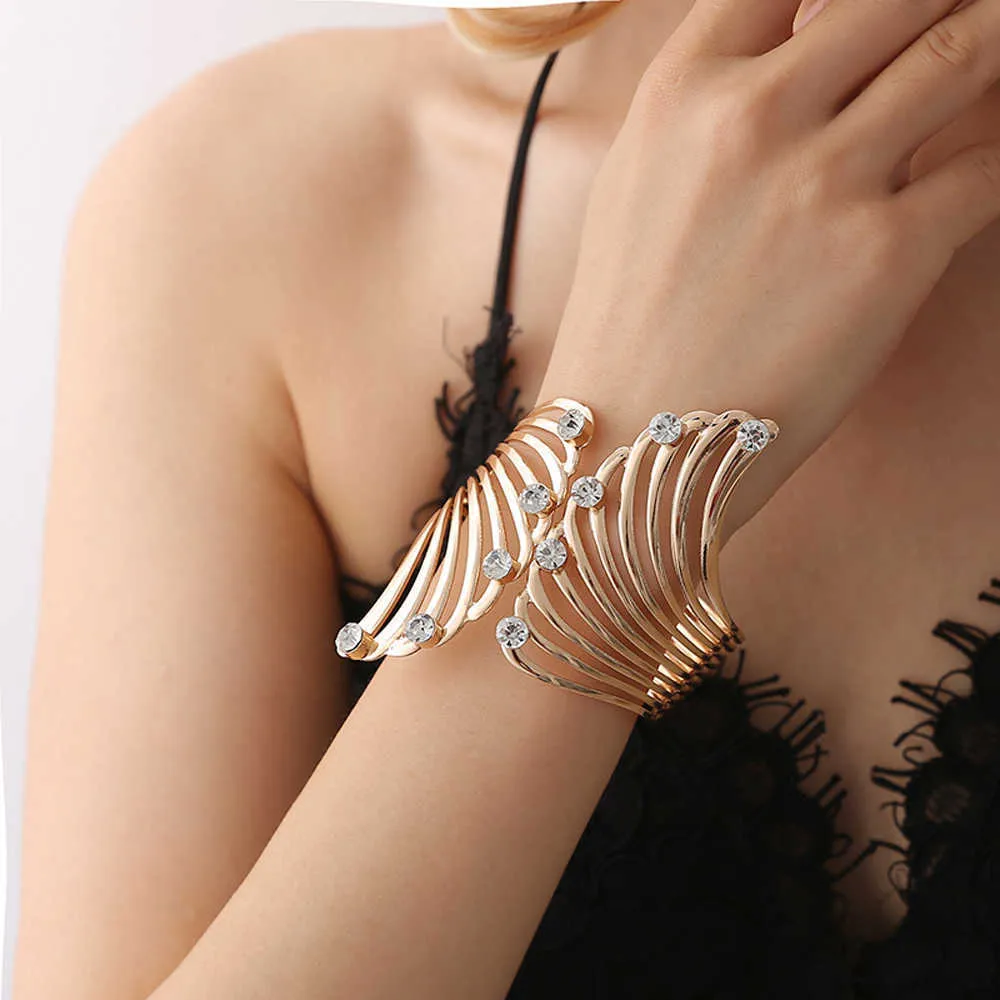 Luxo Penas Strass Bangle Glitter Metal Plating Hollow Wrist Decor para Mulheres Moda Asas Cuff Bangle Jewelry presentes Q0719