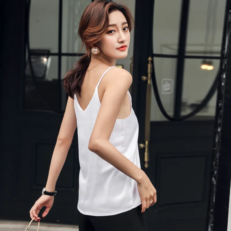 Tops en soie coréenne Femmes Satin V-cou Débardeur Femme élégante Tops sans manches Plus Size Sexy Top Office Lady Solid Tees Camis 201028
