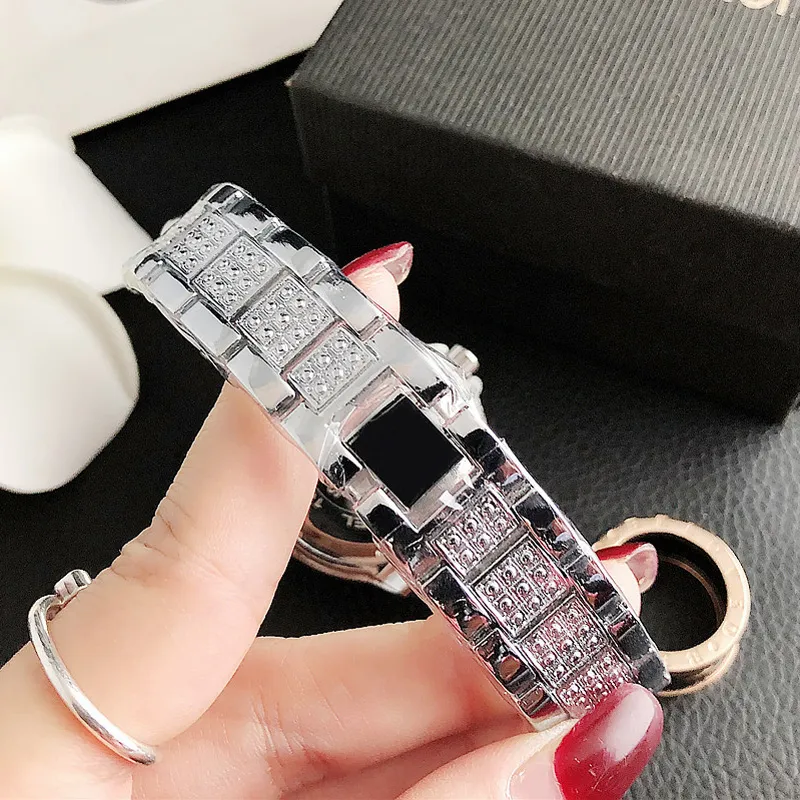 Brand Watches Women Girl Crystal Big Letters Stil Stahlband Quarz Handgelenk Uhr M906660609