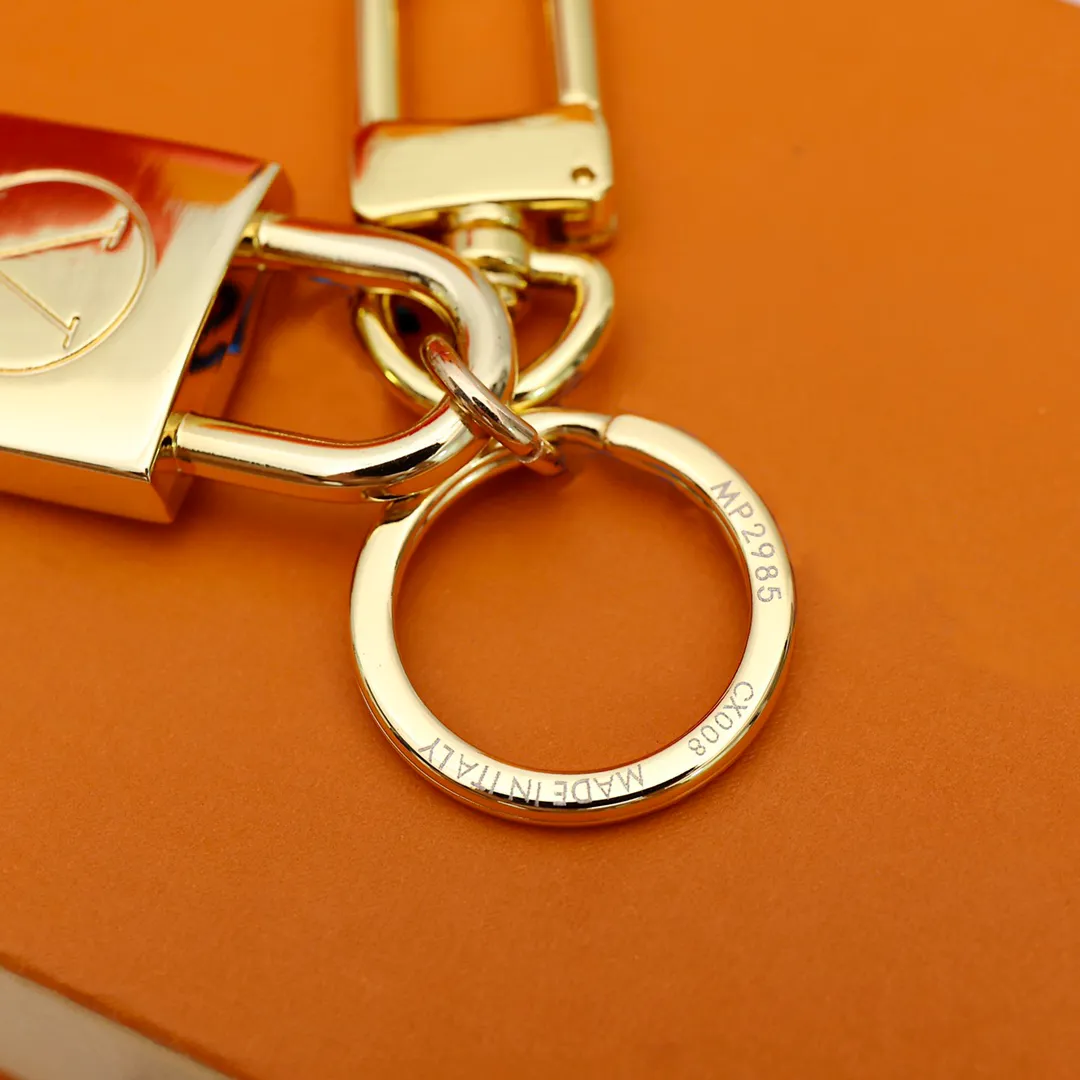 Moda anahtarlık lüks tasarımcı gümüş altın metal anahtar toka klasik harf kilit kolye yüksek kaliteli anahtarlık sırt çantası süsü324m