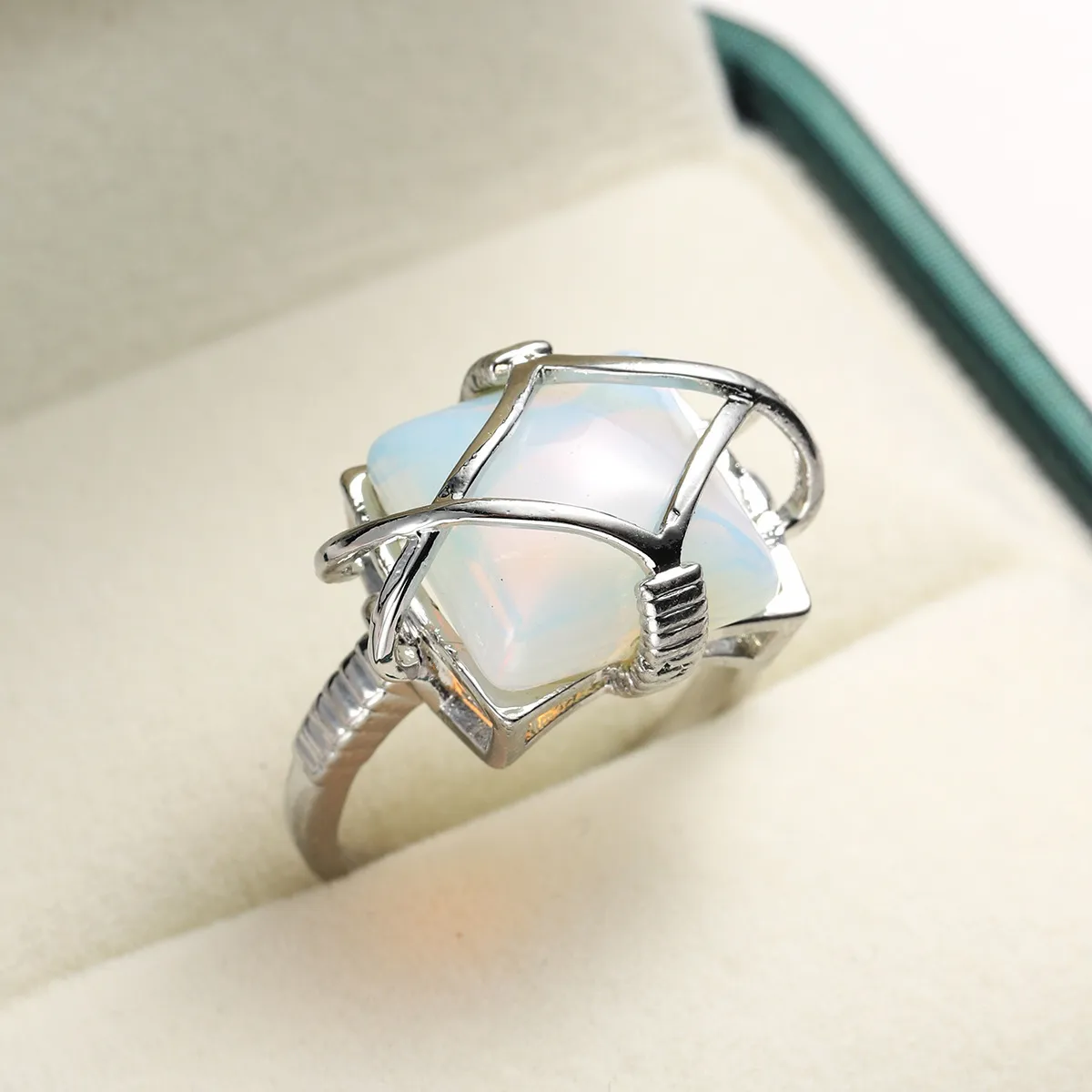 Bagues d'opale en gros pour femmes Bague en pierre blanche de pierres précieuses en cristal