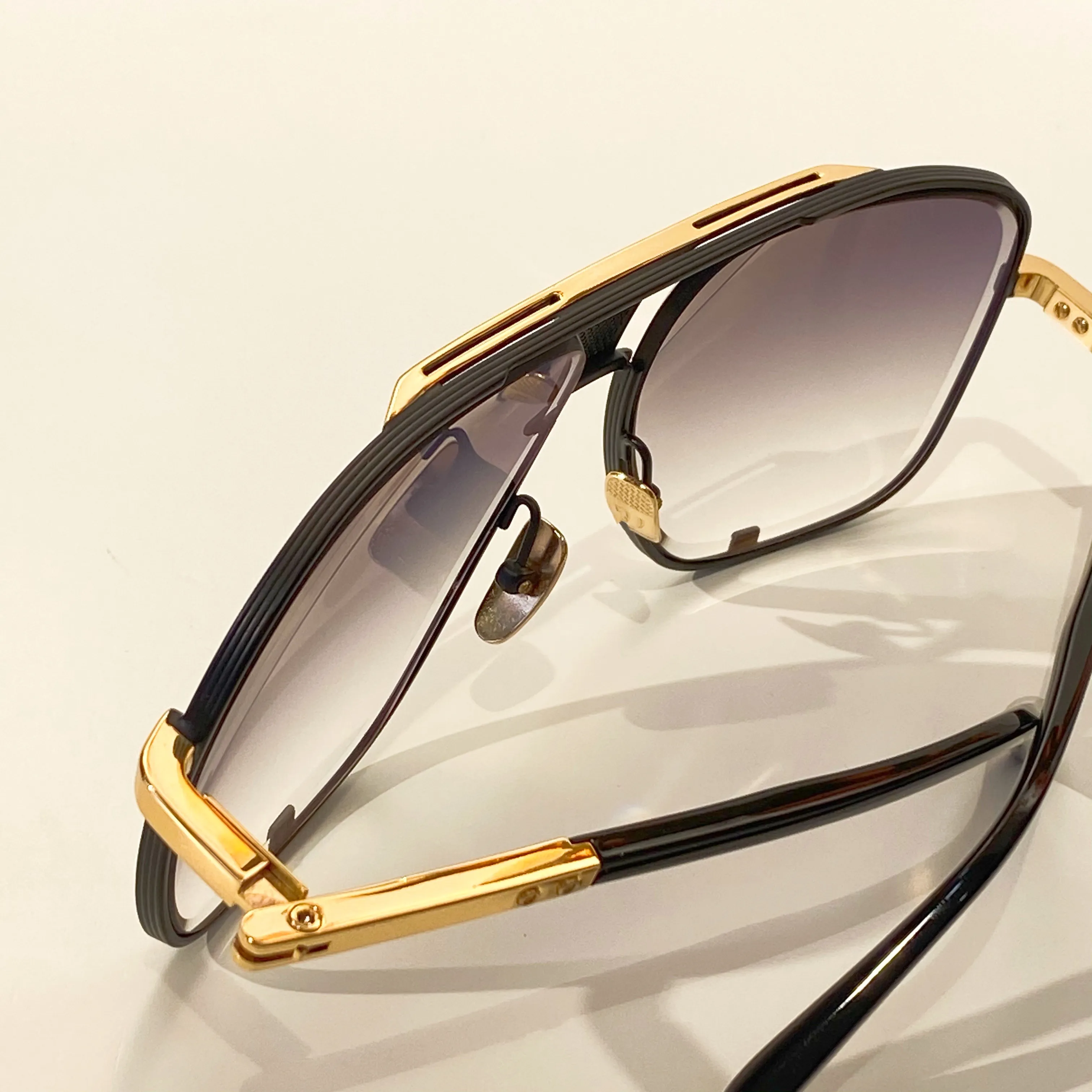 D cinq lunettes de soleil hommes femmes métal rétro rétro de soleil model de mode carré uv sans cadre 400.