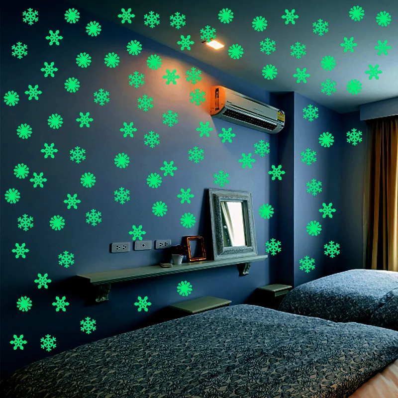 50st 3d Snowflake Lysous Väggklistermärke Fluorescerande glöd i det mörka väggdekalet för Homw Barnrum Sovrum Juldekoration
