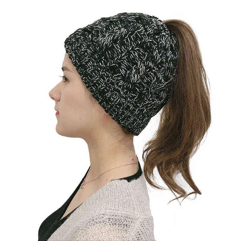 Hiver Tricot Chapeau Dames Fille Stretch Tricot Messy Bun Ponytail Beanie Holey Warm Caps 211229