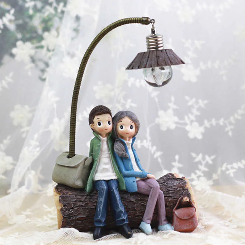 1 pièces Couple personnage ornements avec lumière LED résine artisanat pour la maison jardin décor créatif garçons et filles nuit lampe 210924