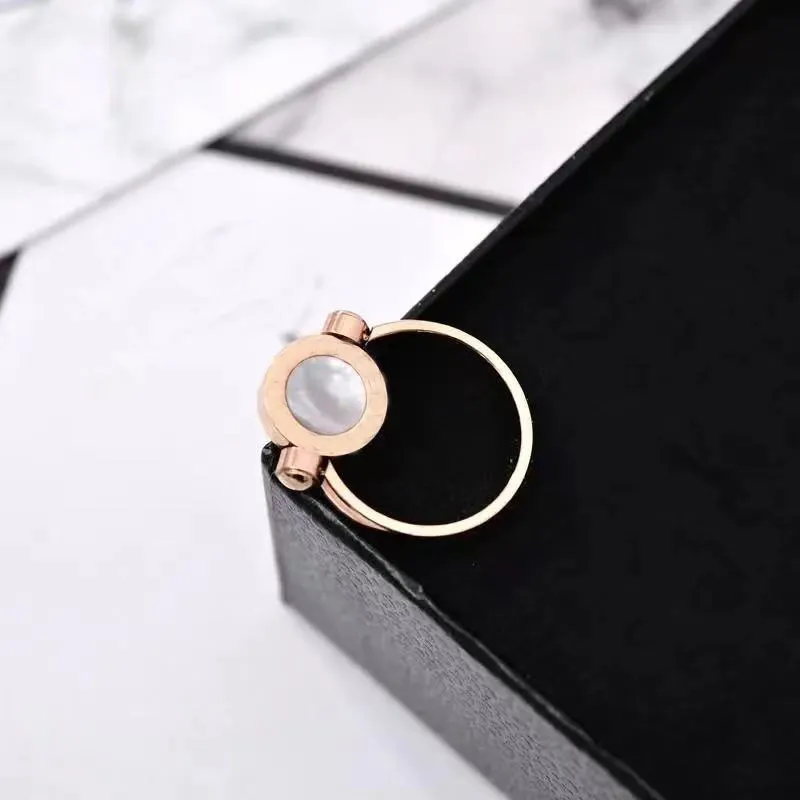 Hochwertige doppelseitige Rotation aus Roségold mit seitlichen Steinen. Ringe. Modedame, kreativer Flip-Ring. Senden Sie eine originelle Geschenkbox277Z